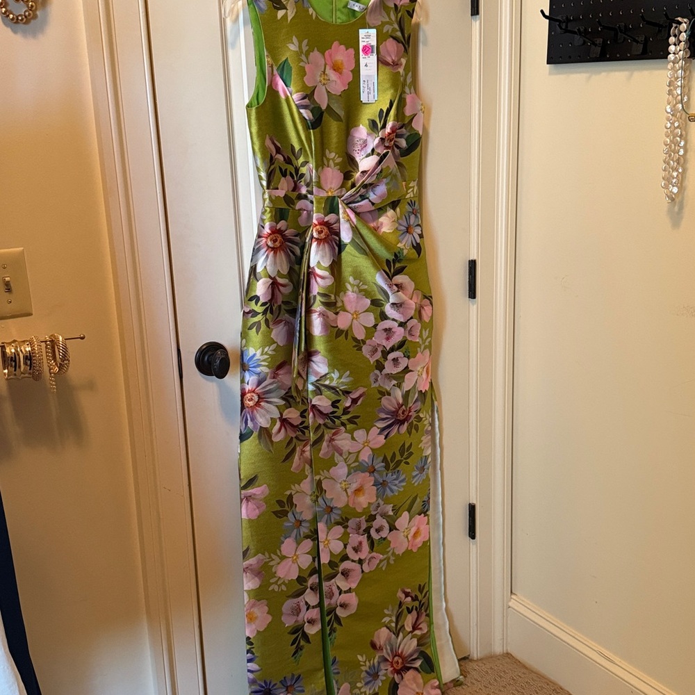 Kay Unger Green Floral Gown Mother of the Bride
Wedding Guest